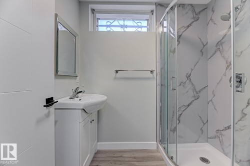 6208 137 Avenue, Edmonton, AB - Indoor Photo Showing Bathroom