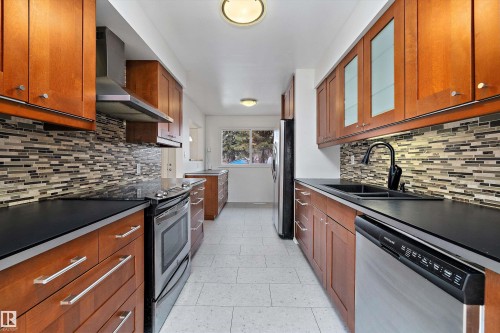 47 Royal Road, Edmonton, AB - Indoor Photo Showing Kitchen With Double Sink With Upgraded Kitchen
