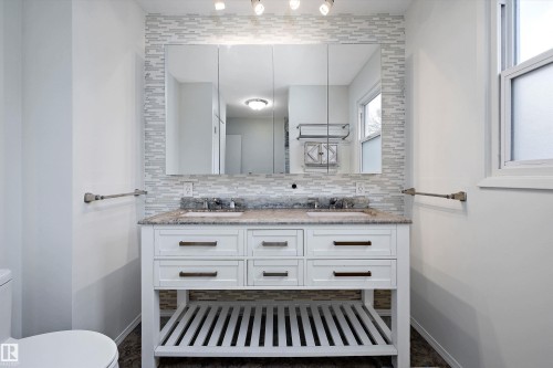 47 Royal Road, Edmonton, AB - Indoor Photo Showing Bathroom