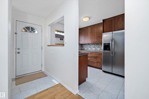 47 Royal Road, Edmonton, AB - Indoor Photo Showing Kitchen