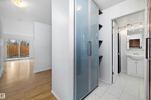 47 Royal Road, Edmonton, AB - Indoor Photo Showing Other Room