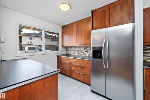 47 Royal Road, Edmonton, AB - Indoor Photo Showing Kitchen