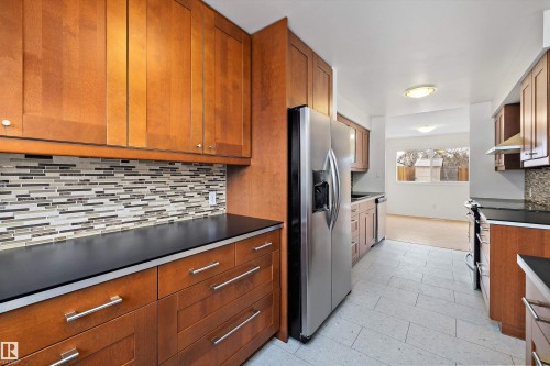 47 Royal Road, Edmonton, AB - Indoor Photo Showing Kitchen