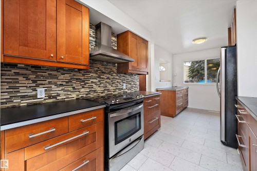 47 Royal Road, Edmonton, AB - Indoor Photo Showing Kitchen With Upgraded Kitchen