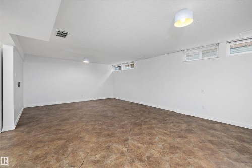 47 Royal Road, Edmonton, AB - Indoor Photo Showing Other Room