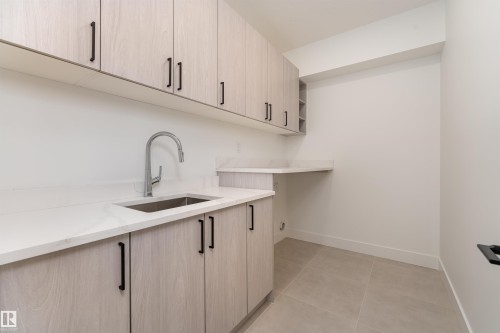 73 Landing Trails Drive, Gibbons, AB - Indoor Photo Showing Kitchen