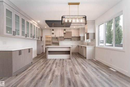 73 Landing Trails Drive, Gibbons, AB - Indoor Photo Showing Kitchen