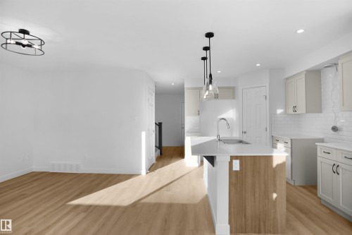 909 19 Avenue, Edmonton, AB - Indoor Photo Showing Kitchen With Upgraded Kitchen