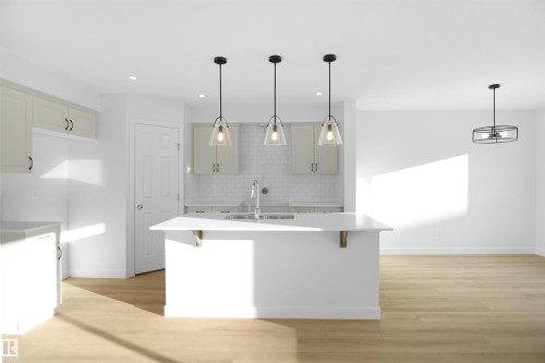 909 19 Avenue, Edmonton, AB - Indoor Photo Showing Kitchen