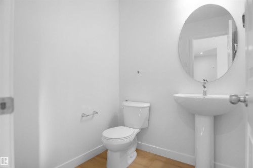 909 19 Avenue, Edmonton, AB - Indoor Photo Showing Bathroom