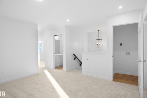 909 19 Avenue, Edmonton, AB - Indoor Photo Showing Other Room