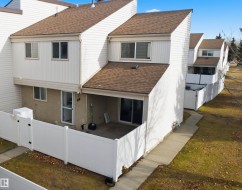 15 WOODVALE VG  Edmonton, AB T6L 1W4