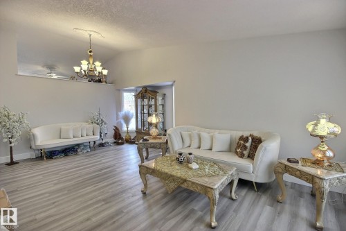 10735 Beaumaris Road, Edmonton, AB - Indoor Photo Showing Living Room