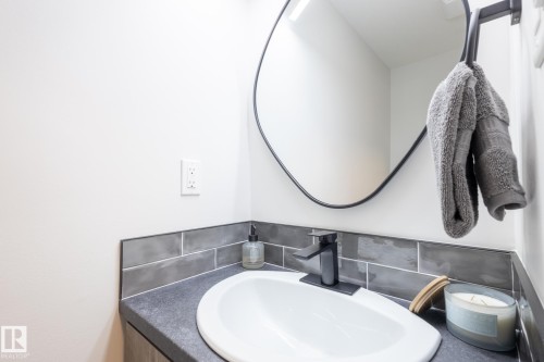 5446 144B Avenue, Edmonton, AB - Indoor Photo Showing Bathroom