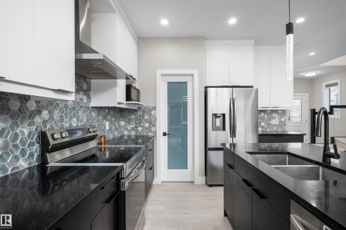 23 Hunter Place, Spruce Grove, AB - Indoor Photo Showing Kitchen With Double Sink With Upgraded Kitchen