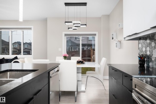 23 Hunter Place, Spruce Grove, AB - Indoor Photo Showing Kitchen With Double Sink With Upgraded Kitchen