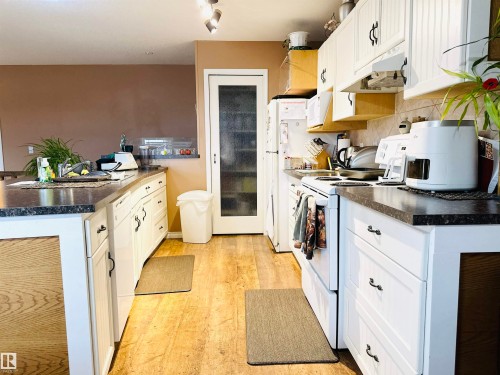 465012 Rge Road 253, Rural Wetaskiwin County, AB - Indoor Photo Showing Kitchen