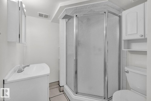 11130 71 Avenue, Edmonton, AB - Indoor Photo Showing Bathroom