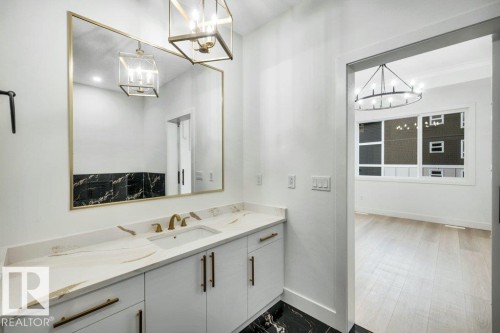 11010 174A Avenue, Edmonton, AB - Indoor Photo Showing Bathroom