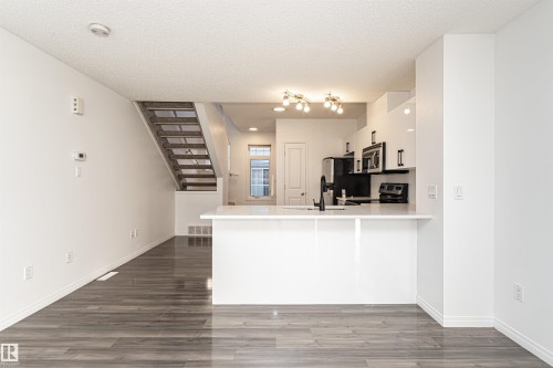 3 465 Hemingway Rd, Edmonton, AB - Indoor Photo Showing Kitchen