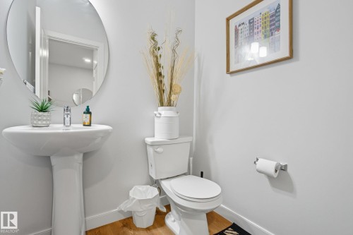 9307 Pear Link Sw, Edmonton, AB - Indoor Photo Showing Bathroom