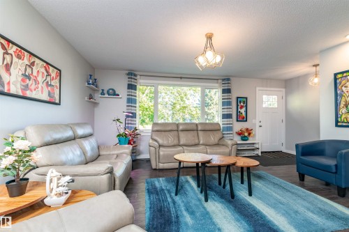 11227 40 Avenue, Edmonton, AB - Indoor Photo Showing Living Room