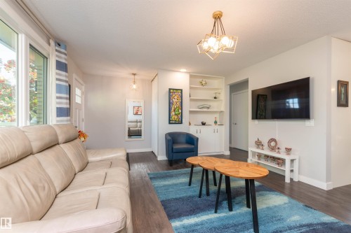 11227 40 Avenue, Edmonton, AB - Indoor Photo Showing Living Room