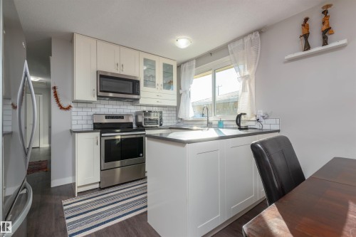 11227 40 Avenue, Edmonton, AB - Indoor Photo Showing Kitchen