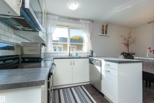 11227 40 Avenue, Edmonton, AB - Indoor Photo Showing Kitchen