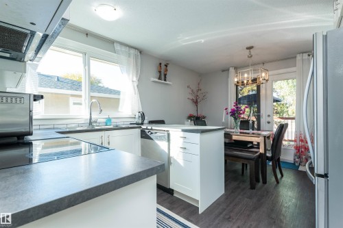 11227 40 Avenue, Edmonton, AB - Indoor Photo Showing Kitchen