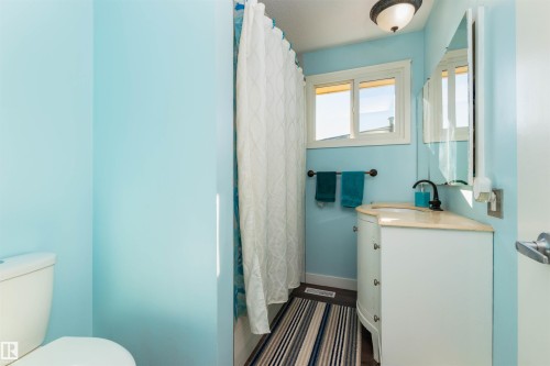 11227 40 Avenue, Edmonton, AB - Indoor Photo Showing Bathroom