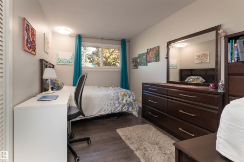 11227 40 Avenue, Edmonton, AB - Indoor Photo Showing Bedroom