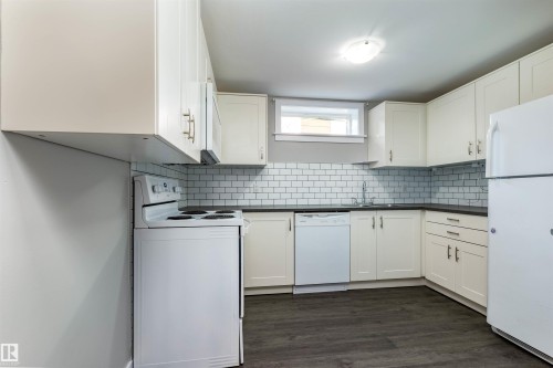 11227 40 Avenue, Edmonton, AB - Indoor Photo Showing Kitchen