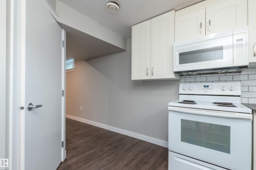 11227 40 Avenue, Edmonton, AB - Indoor Photo Showing Kitchen