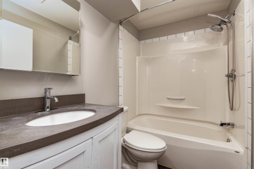 11227 40 Avenue, Edmonton, AB - Indoor Photo Showing Bathroom