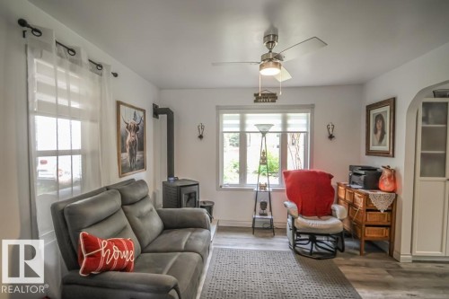 4703 47 Ave, Myrnam, AB - Indoor Photo Showing Living Room
