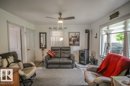 4703 47 Ave, Myrnam, AB - Indoor Photo Showing Living Room