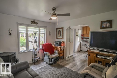 4703 47 Ave, Myrnam, AB - Indoor Photo Showing Living Room