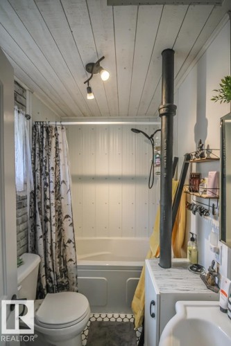 4703 47 Ave, Myrnam, AB - Indoor Photo Showing Bathroom