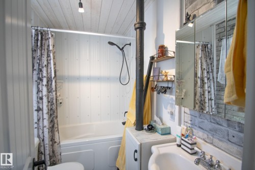 4703 47 Ave, Myrnam, AB - Indoor Photo Showing Bathroom