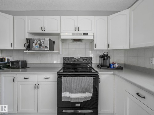 6219 162 Avenue, Edmonton, AB - Indoor Photo Showing Kitchen