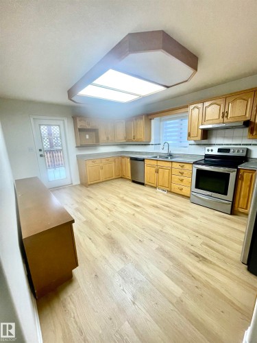 1043 Jones Crescent, Edmonton, AB - Indoor Photo Showing Kitchen
