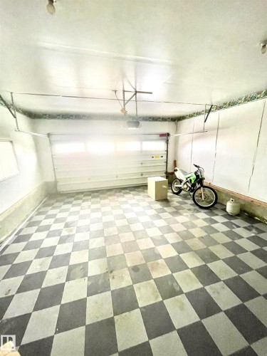 1043 Jones Crescent, Edmonton, AB - Indoor Photo Showing Garage