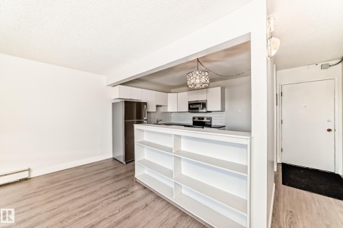 417 8604 Gateway Boulevard, Edmonton, AB - Indoor Photo Showing Kitchen