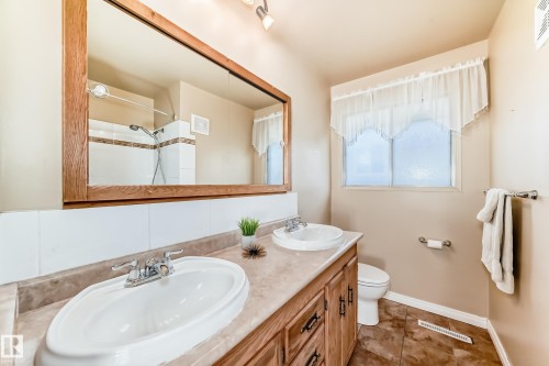 422 Evergreen Street, Sherwood Park, AB - Indoor Photo Showing Bathroom