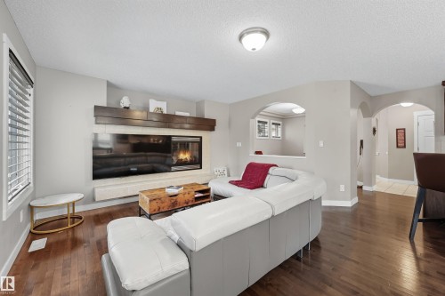 2608 Anderson Crescent, Edmonton, AB - Indoor Photo Showing Living Room