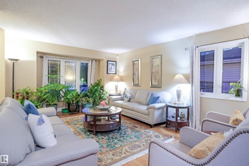 3720 25 Ave, Edmonton, AB - Indoor Photo Showing Living Room