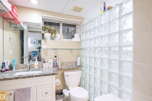 3720 25 Ave, Edmonton, AB - Indoor Photo Showing Bathroom