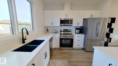 54 Sienna Boulevard, Fort Saskatchewan, AB - Indoor Photo Showing Kitchen With Double Sink With Upgraded Kitchen