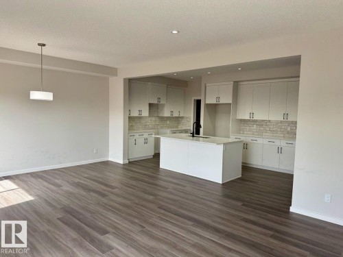 Upper 319 33 Avenue, Edmonton, AB - Indoor Photo Showing Kitchen With Upgraded Kitchen